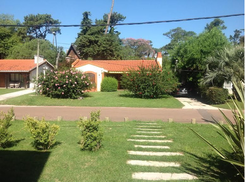 Alquiler Anual Casa 4 Dormitorios Playa Mansa Con Cochera Y Piscina Climatizada!