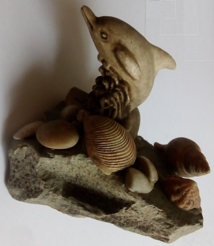 Escultura De Delfin Sobre Roca Con Olas Conchas Caracol Mar Verde (Usado)