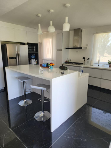 Casa En Venta - 4 Dormitorios 3 Baños - Cochera - 1000mts2 - San Vicente