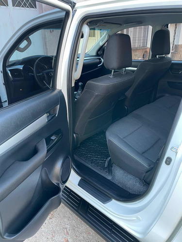 Imagen 9 de 11 de Toyota Hilux 2018 2.4 Cd Sr 150cv 4x2