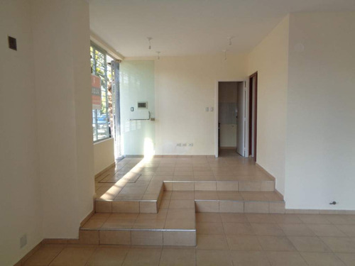 Barrio Alberdi - Excelente Local Comercial De Categoría, Externo En Esquina, Amplio Y Luminoso Con Vidrieras, 2 Baños Y Cocina Separada