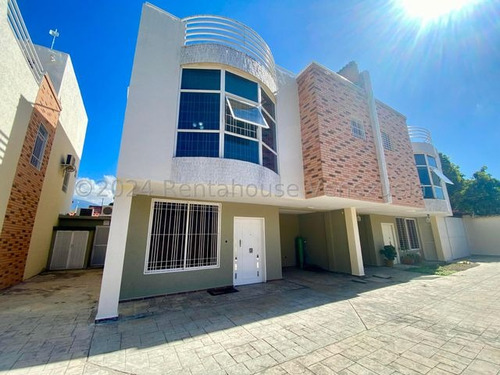 En Venta Townhouse En La Floresta Maracay 24-14615 Hp