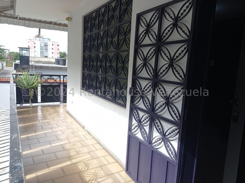 María Martínez Te Ofrece En Alquiler Este Espacioso Local Comercial Al Este De Barquisimeto, Piso De Granito, Área De Cocina, Ideal Para Centro Médico, Estético, Oficinas, Seguridad 24/7.