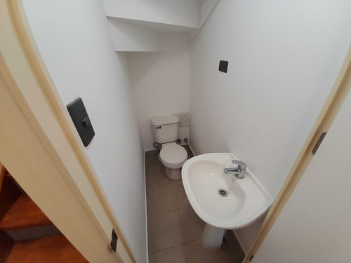 Impecable, 2 Pisos, 3 Dormitorios, 2 Baños (90267)