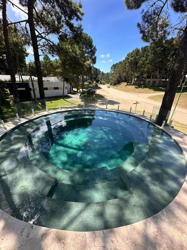 Casa En Venta - 4 Dormitorios 4 Baños - Cochera - 1.300mts2 - Pinamar