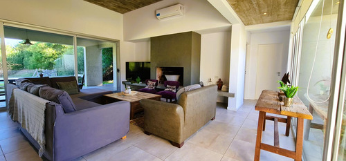 Casa A La Venta En Cul De Sac En Area Residencal 1, Barrio Costa Esmeralda, Venta Equipada.