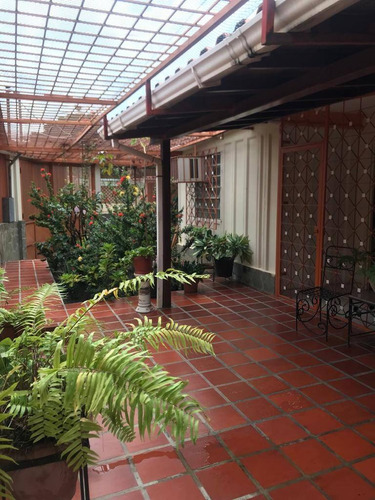 Casa Comercial En Esquina Con Galpón Y Almacén En Fundación Mendoza