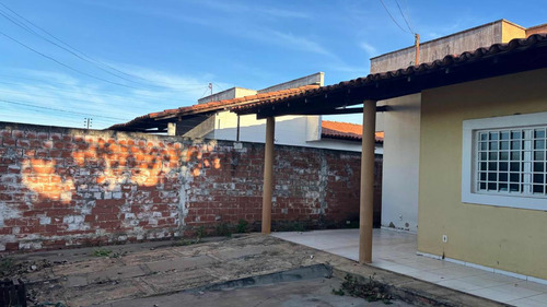 Casa, 3 Quartos, Sendo 1 Suite. Garagem 2 Carros Ou Mais