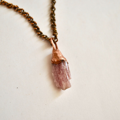 Collar Turmalina Rosa, Piedra En Bruto, Cadena Bronce, Cod1
