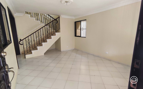 Casa Familiar De 4 Habitaciones, Próxima A La Sirena De San Isidro