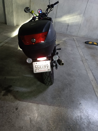 Hermosa Moto De Color Negro, Con Dos Cascos, Funda Y Candado