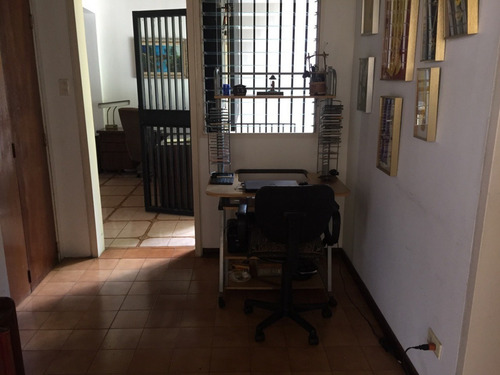 Imagen 2 de 30 de Comoda Y Amplia Casa En Venta. Urb, Miranda. Mr 04126270120
