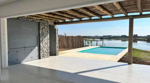 Excelente Casa Al Agua En San Sebastián.