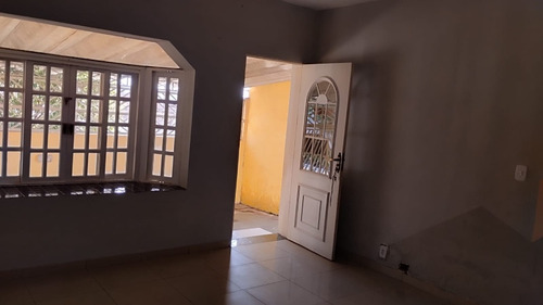 Casa De Três Quartos E Dois Banheiros Com Edícula