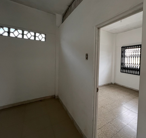 Imagen 4 de 5 de Departamento 1er Piso Av. Orellana Y B. Carrion Alb12, Balcon 16m2 Garaje