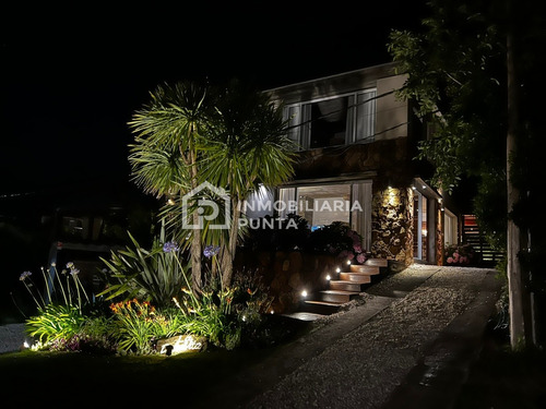 Alquiler De Espectacular Casa Con 4 Dormitorios Y Un Jardín Hermoso Acompañado De Una Piscina