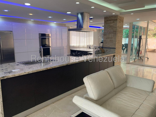Buscas Una Quinta Donde Puedas Compartir Momentos Con Tus Familiares Y Amigos? Aqui La Tienes,moderna, Calle Cerrada Vigilancia Privada,amplia Y Bella Cocina Para Disfrutarla. Está En Alto Hatillo