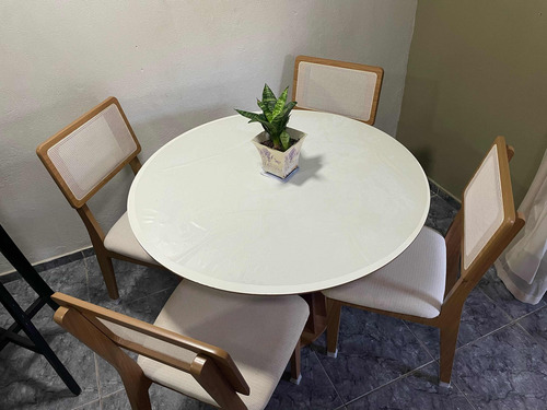 Mesa Redonda,4cadeiras,bege/branco Com Detalhes Em Palhas.