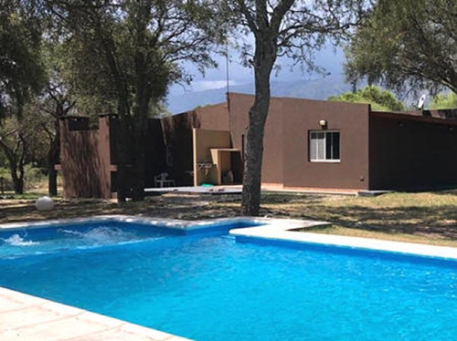 Casa Ubicada A 15 Minutos De La Villa De Merlo. Con Jardín, Piscina Y Parrilla Privados Rodeados De Bosque Autóctono, Con Excelentes Vistas A Las Imponentes Sierras De Los Comechingones. 