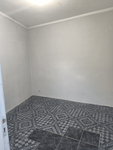 Aluga Se Casa Grande Com 3 Quartos, 2 Banheiros E Lavanderia