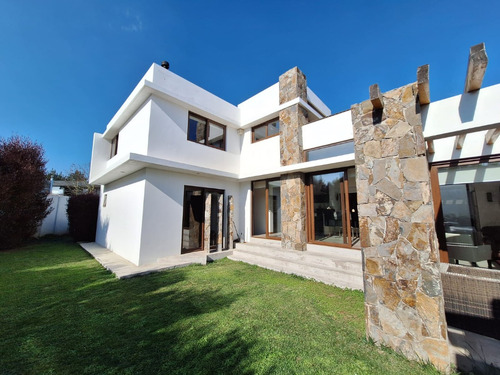 Moderna Casa En Lomas De Montemar, Concón