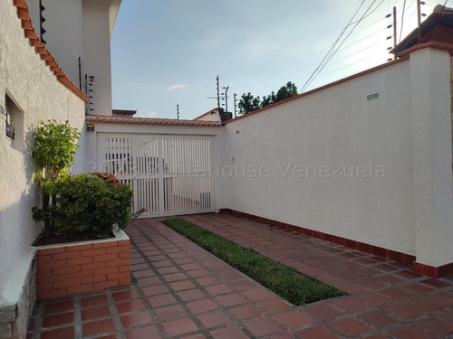 Hermosa Casa En Venta Andres Bello Las Delicias Tres Niveles Con Terraza Privacidad Estacionamiento Equipada Estef 24-8323