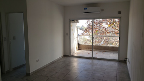 Excelente Departamento De Dos Ambientes Con Cochera