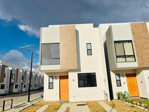 Casa En Venta Ubicada En Fraccionamiento Parque La Rayana Ii, Lomas De Angelópolis 3 Jj