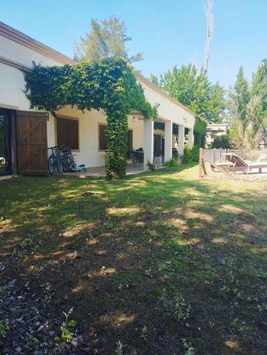 Casa En Venta 6 Ambientes En Barrio Santa Catalina, Lujan