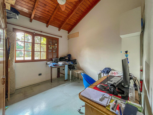 Casa De 3 Dormitorios Con Gran Jardín Y Pileta En Fisherton