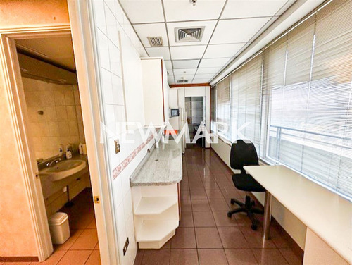 Gran Oficina Remodelada En Espectacular Barrio Financiero