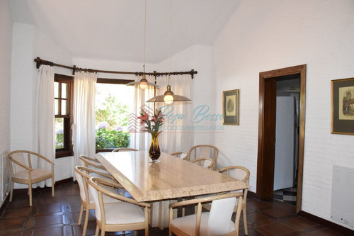 Imagen 5 de 30 de Hermosa Propiedad Con Gran Jardin En Zona Residencial
