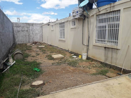 Imagen 2 de 12 de Cómoda Casa En Venta En Sector La Floresta 22-22282 04126887776