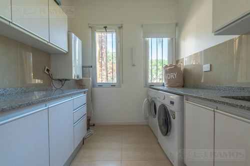 Casa A La Laguna Con 5 Dormitorios En Venta Y/o Alquiler En Los Castores.