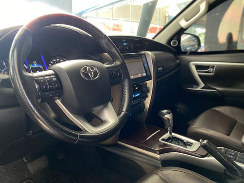 Toyota Hilux SW4 2.8 SRX 4X4 7 LUGARES 16V TURBO INTERCOOLER DIESEL 4P AUTOMÁTICO