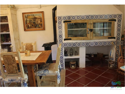 En Venta Y Alquiler... Casa En Excelente Zona, Distribuida En Dos Plantas.