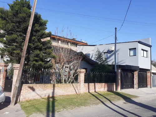 Casa En Venta - 3 Dormitorios 3 Baños - Cocheras - 800mts2 - Manuel B. Gonnet, La Plata