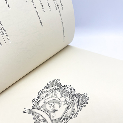 As Cinzas E O Rei Maldito Pelas Estrela - Volume 2 Da Duologia Nascidos Da Noite - Carissa Broadbent - Livro Físico