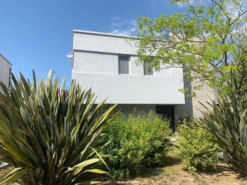 Venta De Excelente Casa En  La Cañada, Los Tilos