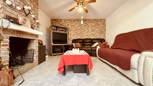 Alquiler Casa Duplex En Cerro 5 Dormitorios, 2 Baños, Parrillero.