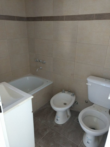 Imagen 5 de 14 de Vendo Departamento 2 Amb Muy Amplio Frente C/renta