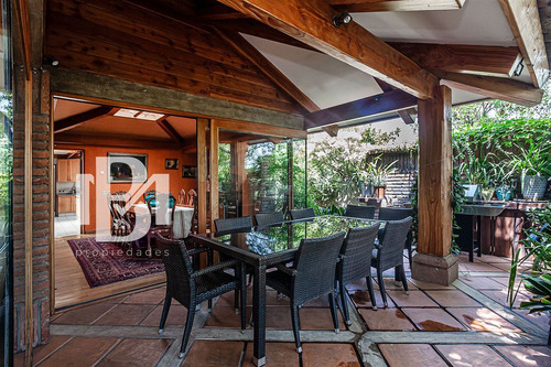 Casa En Venta En Condominio De 5 Dorm. En Las Condes