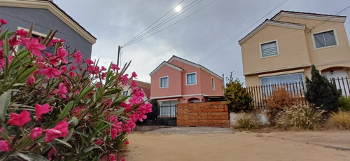 Casa En Barrio Residencial Con Jardín Terraza Techada