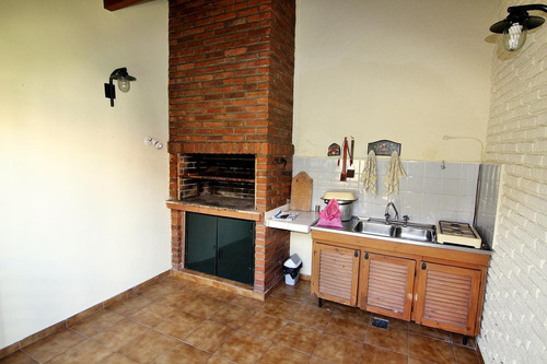 Imagen 25 de 30 de Chalet 7 Ambientes Venta Con Suite Jardin Terraza Piscina Quincho Y Cochera En Olivos