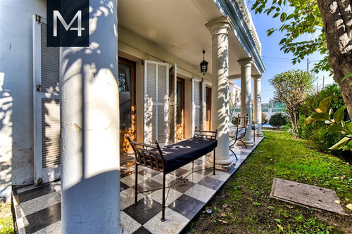 Impresionante Casa Estilo Francés