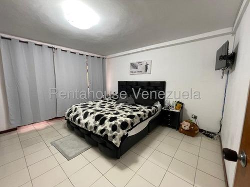 Cómoda Y Acogedora Casa De Múltiples Niveles En Venta Ubicada En La Trinidad 25-17807