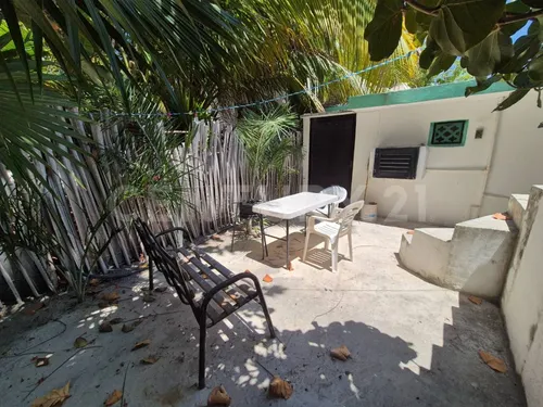 Casa Con 3 Departamentos En Primera Fila De Playa, San Crisanto, Yucatán.