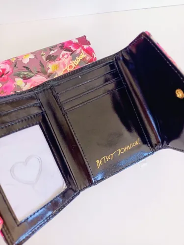 Betsey johnson billeteras sales
