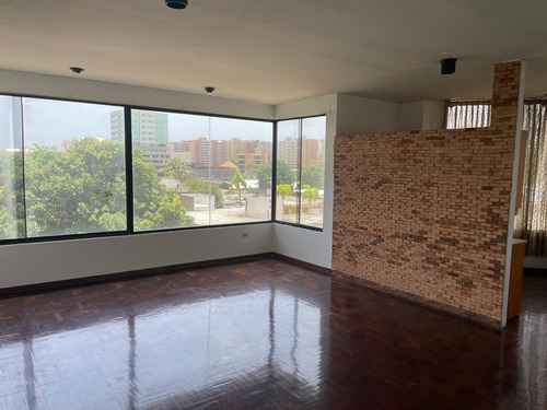 Imagen 5 de 7 de Exclusivo Y Amplio Apartamento En Av. Bolívar De Lechería