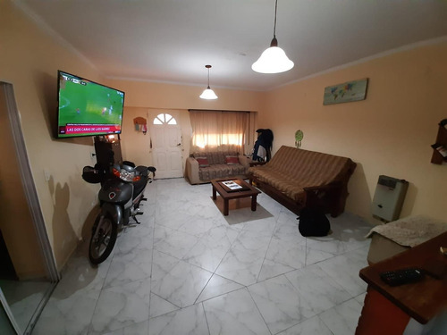 Imagen 2 de 19 de Casa De 3 Dormitorios - Barrio Triángulo